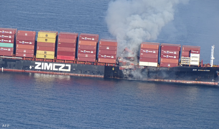 A Zim Kingston konténerszállító hajó oldalából füst száll fel Kanada csendes-óceáni partjainál 2021. október 24-én