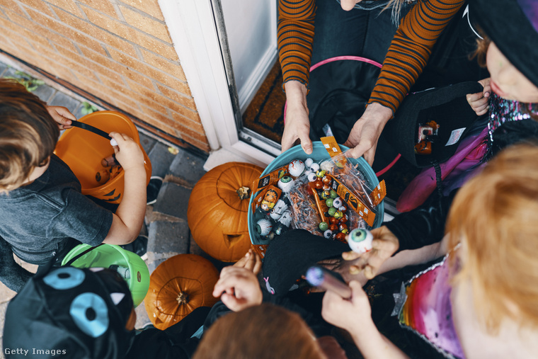 Töklámpásos táskákkal gyűjtik be az édességet a jelmezekbe öltözött gyerekek Halloween előestéjén.