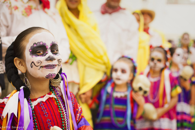 Csontváznak megfestett gyerekek vonulnak a mexikói ünnepségen.