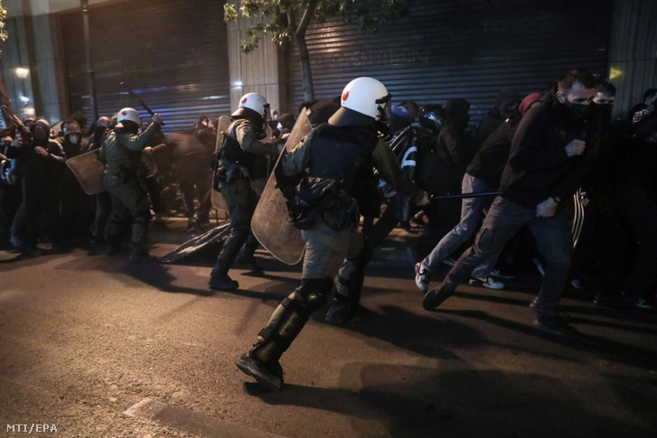Rohamrendőrök oszlatják a rendőri brutalitás ellen tüntetőket Athénban 2021. október 25-én