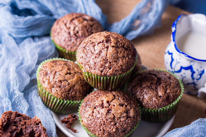 A muffin a világ legegyszerűbb és legfinomabb süteménye, amihez a hozzávalókat a legtöbb esetben bögrével is kimérheted. A csokis, gesztenyés változatot akkor is megeheted, ha gluténmentes diétán vagy.