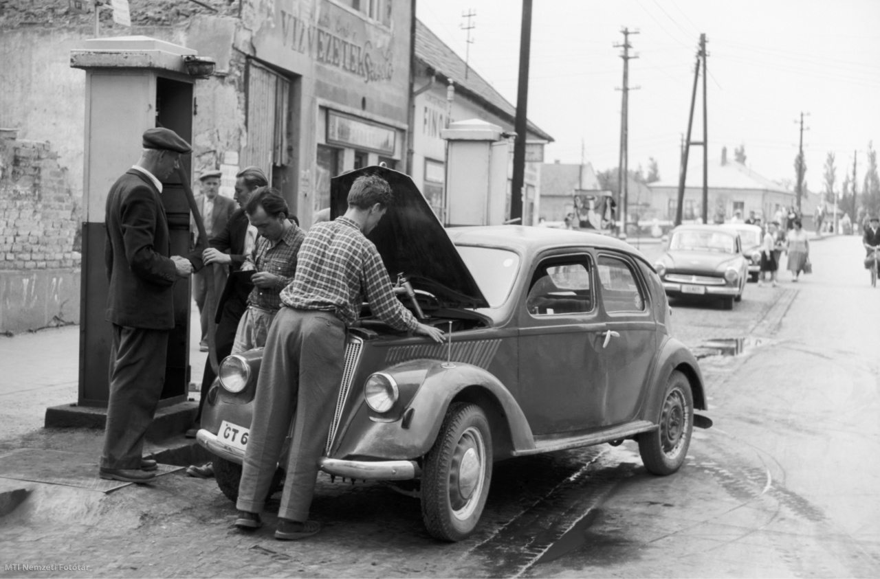 Siófok, 1958. szeptember 1. Üzemanyaggal tölti fel gépkocsiját a benzinkútnál a Magyar Népköztársaság Automobil Klub második balatoni autós rejtvény-túraversenyének egyik résztvevője.