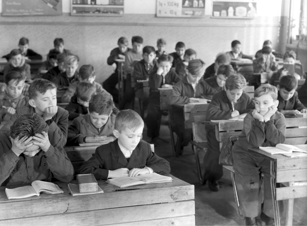 Budapest, 1955. január 1. Fiú osztály egy budapesti általános iskolában.