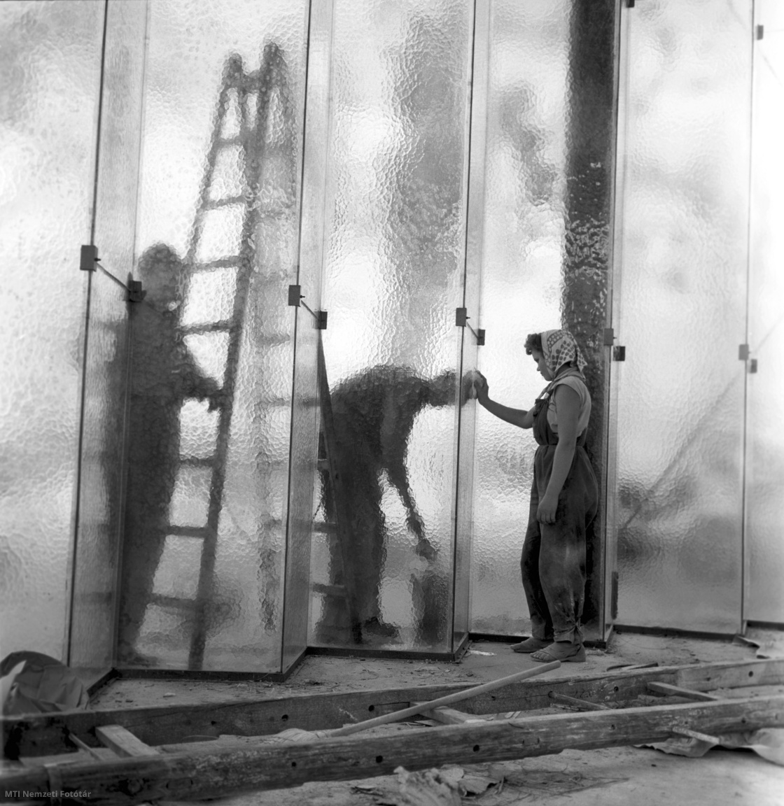 Budapest, 1959. szeptember 1. Hatalmas üvegfalakat tisztítanak a munkások. A felvétel készítésének pontos helye ismeretlen.