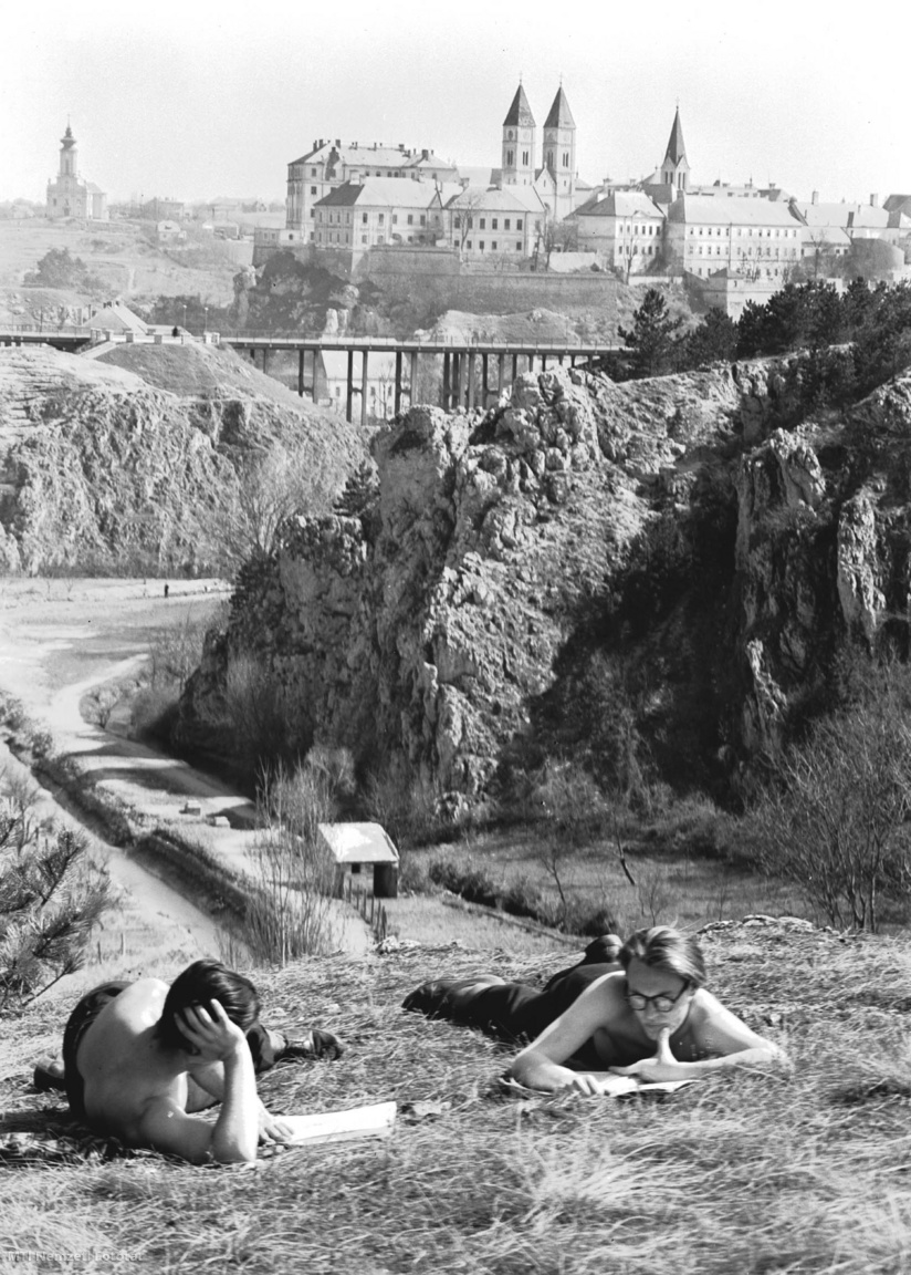 Veszprém, 1954. április 2. Gábor Mihály és Kemény István a Vegyipari Egyetem I. éves hallgatói, a Séd patak festői völgyében készülnek évzáró vizsgáikra.