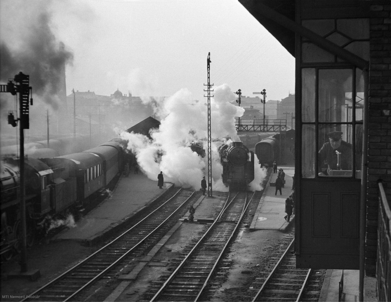 Budapest, 1955. január 6. Gőzmozdony indul a Nyugati rendező pályaudvarról.