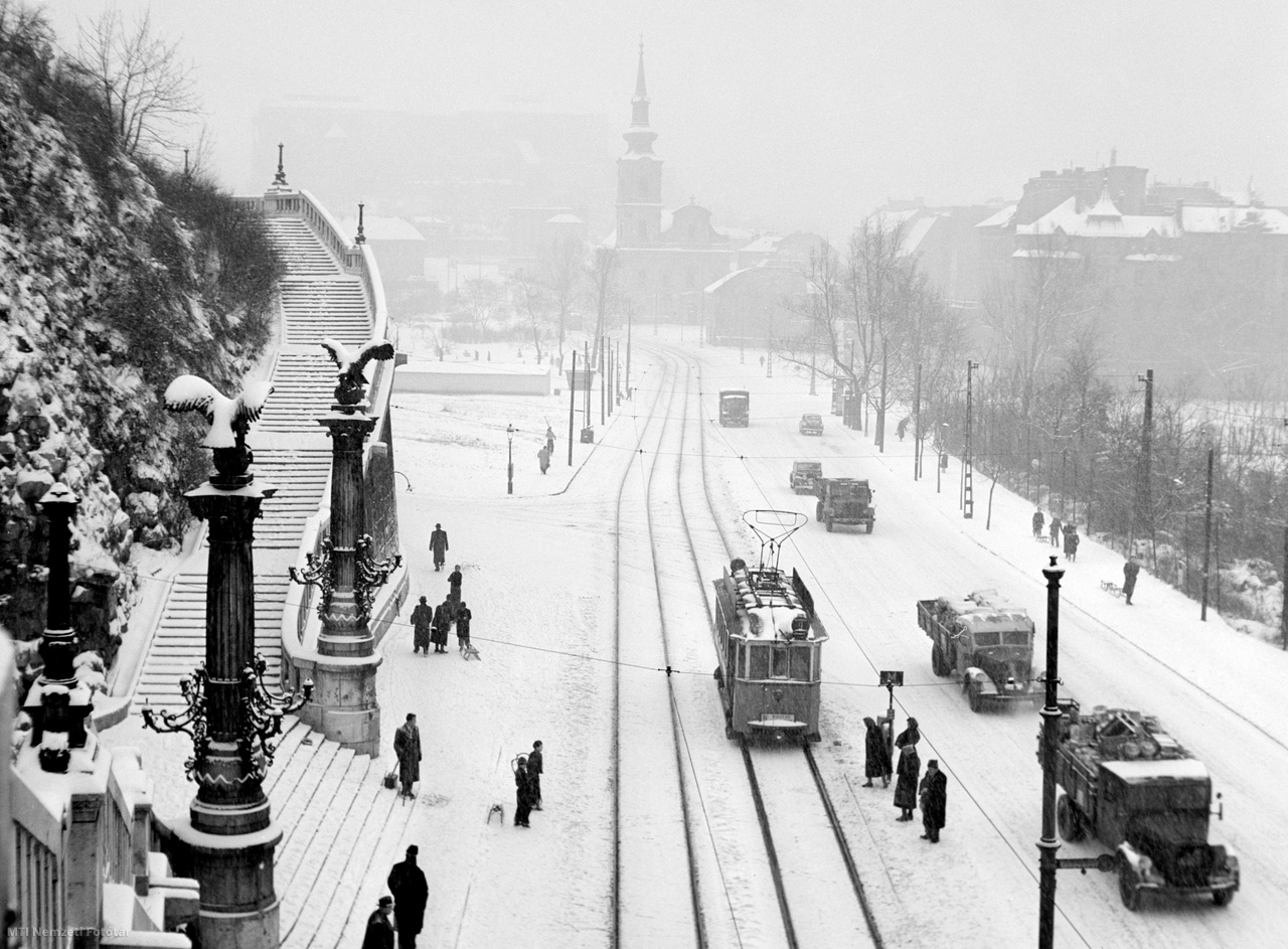 Budapest, 1955. január 4. Villamos és teharautók mennek a behavazott Attila úton. Balra a Gellérthegy lába a Szent Gellért-szoborhoz vezető lépcsővel.