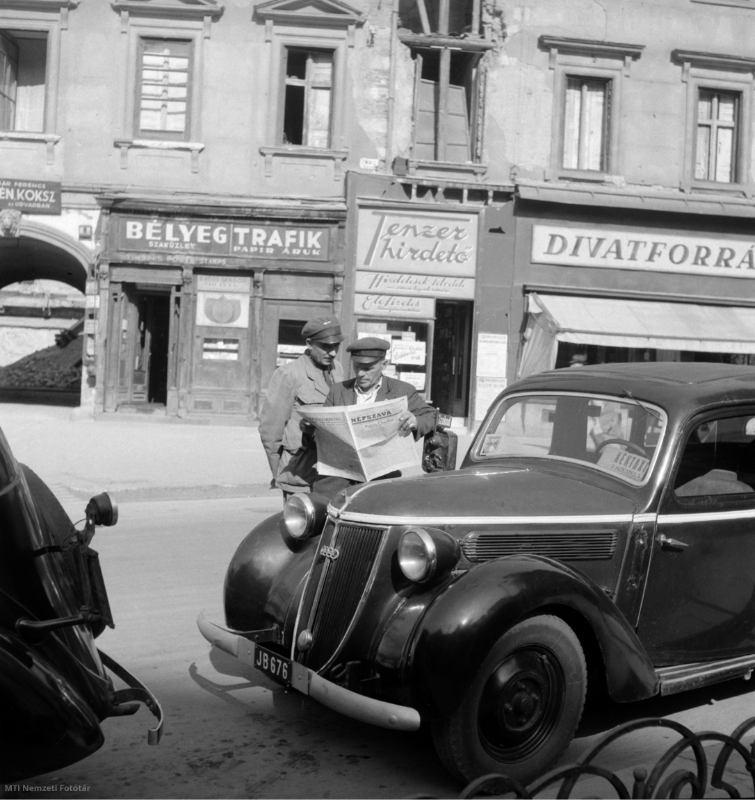 Budapest, 1948. október 4. Taxisofőrök Népszavát olvasnak autóik mellett a Szervita téren.