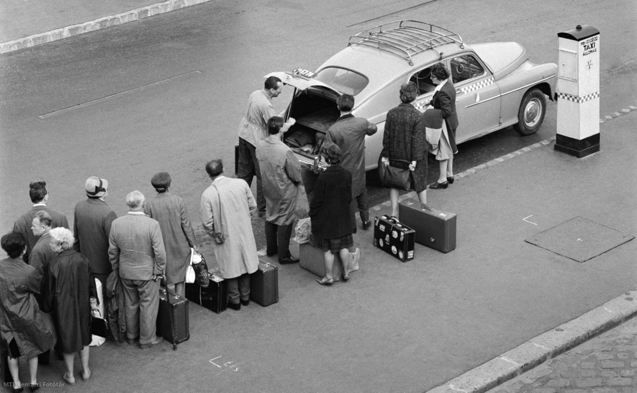 Budapest, 1965. június 15. Taxira várakozók az Engels téri állomáson (droszton). A területen az egykori kései barokk stílusú, 1962-ban elbontott Marokkói-udvar helyén, a megnövekedett járműforgalom miatt autóparkolót létesítettek.