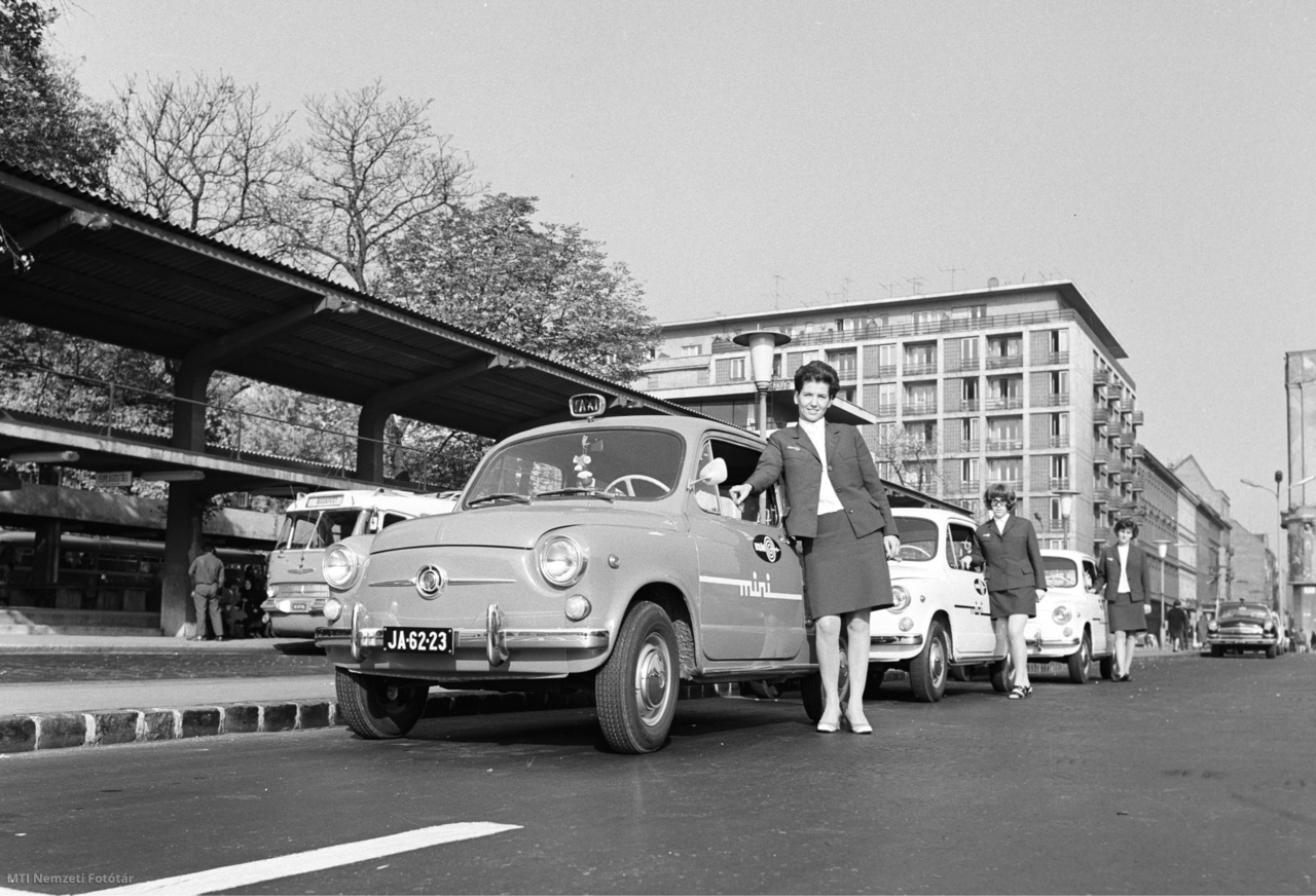 Budapest, 1969. október 6. Nők állnak a mini-taxik mellett az Engels téren. A mini-taxiknak nincs állomásuk, bárhol felveszik az utast, vagy a Volán Információs Irodájában telefonon lehet megrendelni akár rendszám szerint is.  A kis Fiat kocsikból álló Minitaxi flottát kizárólag női sofőrök vezették, akik önelszámolós rendszerben dolgoztak és a tarifát az eltelt utazási idő alapján kellett fizetni.