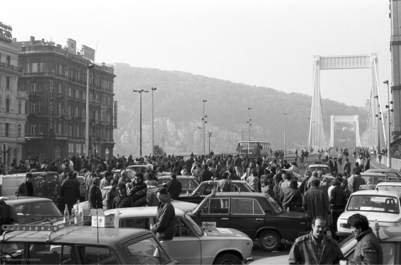 Budapest, 1990. október 26. Taxik és taxisok az Erzsébet híd pesti hídfőjénél. Taxisok és magánfuvarozók a benzin drasztikus áremelése elleni tiltakozásul október 25-én este eltorlaszolták a budapesti hidak forgalmát.