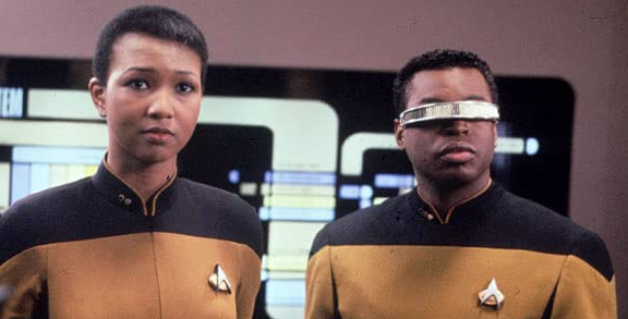 Dr. Mae C. Jemison, mint Palmer hadnagy és LeVar Burton, mint Geordi La Forge a Star Trek: Az új nemzedék 150. részében 1993-ban.