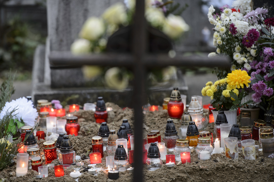 Mécsesek és virágok a régi központi temetőben mindenszentek napján Salgótarjánban 2020. november 1-jén
