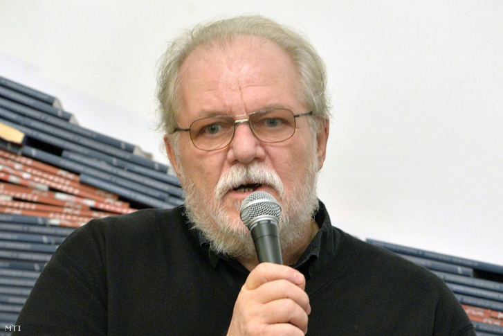 Zelei Miklós, az egyik szerző beszél az 1990-es első megjelenése után újra kiadott, Az elrabolt emberöltő című szociografikus riportkönyv bemutatóján Budapesten, a Kossuth Klubban 2014. december 5-én