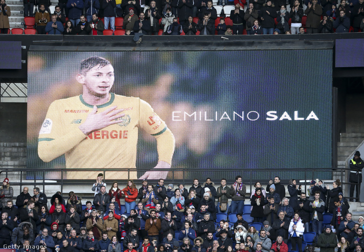 Emiliano Salára emlékeznek a PSG–Bordeaux meccsen 2019. február 9-én
