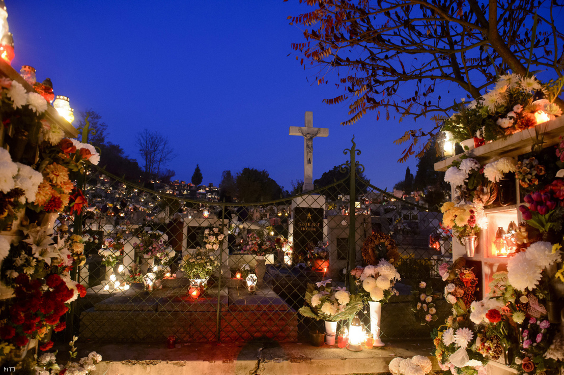 Mécsesek a salgótarjáni Bajcsy-Zsilinszky úti temetőben 2014. november 1-jén, mindenszentek ünnepén