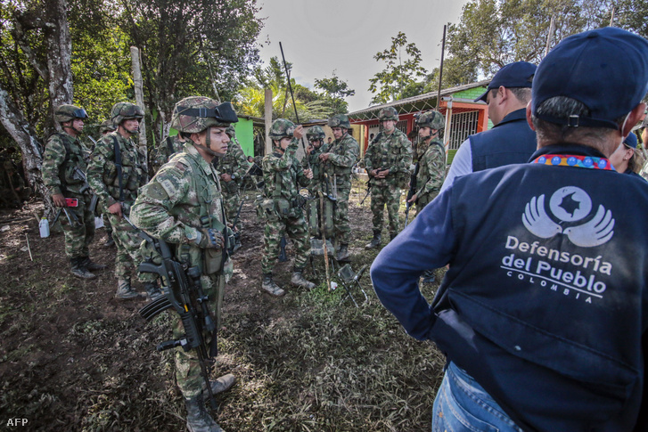 Kolumbiai katonák, miután a földművesek elengedték őket Tibú településen, 2021. október 28-án