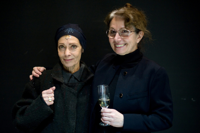Venczel Verát Ruttkai Éva lánya, a díjat alapító Gábor Júlia öleli át, miután átadta neki a Ruttkai Éva-emlékgyűrűt a Vígszínház 2011. december 28-án rendezett ünnepségén.