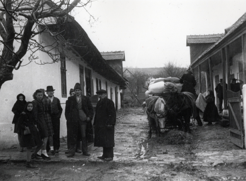 A fotó a svábok kitelepítésekor készült, 1946 januárjában, Békásmegyeren.