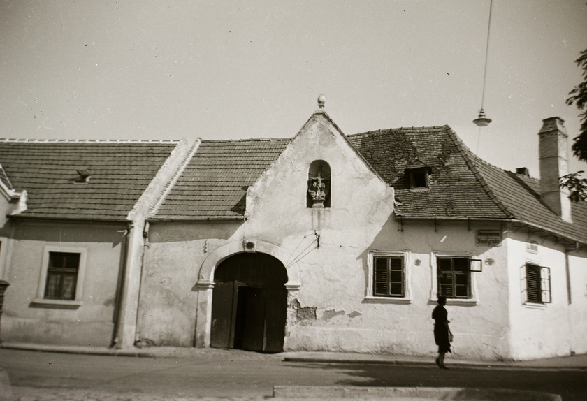 A soproni Poncichter-ház a Fövényverem és a Szent Mihály utca sarkán, 1939-ben.