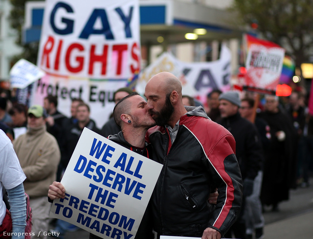Tüntetés a melegházasság mellett San Fransciscóban