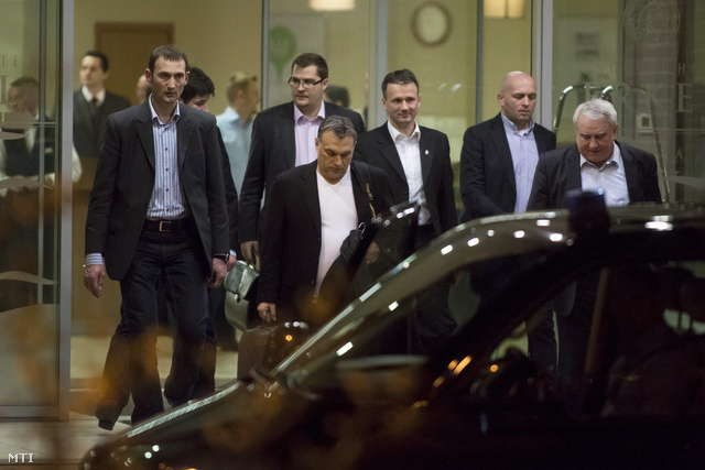 Orbán Viktor miniszterelnök (j5) távozik a Fidesz-KDNP évadnyitó frakcióüléséről a gyulai Erkel szállóból 2013. február 6-án.