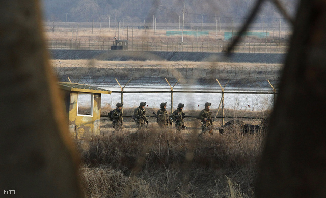 Dél-koreai katonák járőröznek a két Koreát elválasztó demilitarizált övezetben  2013. március 27-én.