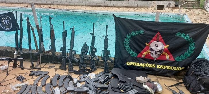 A rendőrség által lefoglalt bankrabló banda fegyverei láthatóak Brazíliában 2021. október 31-én