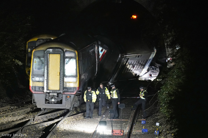 Mentőszolgálat a két vonat balesetének helyszínén Salisburynél 2021. november 1-jén