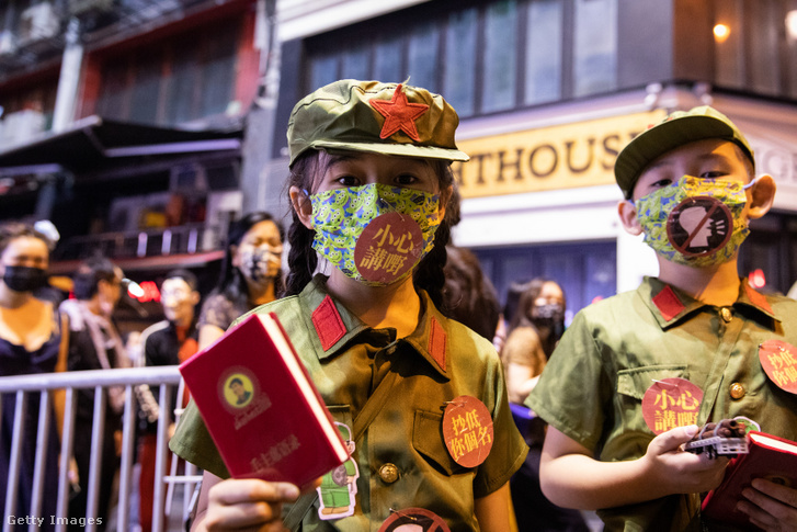Kínai kommunista vörösgárdistának öltözött gyerekek Hongkongban Halloween alkalmából 2021. október 31-én