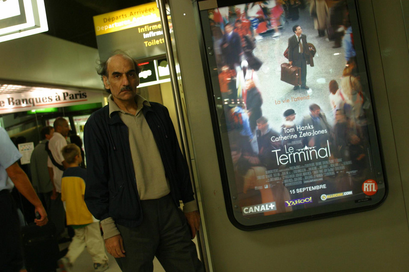 Mehran 2004-ben a Terminál című film plakátjával - ekkor még a reptéren élt.