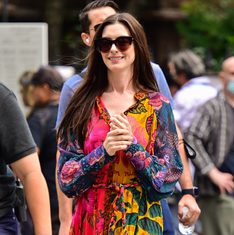 Anne Hathaway szeptemberben még hosszú hajjal sétálgatott New York utcáin
