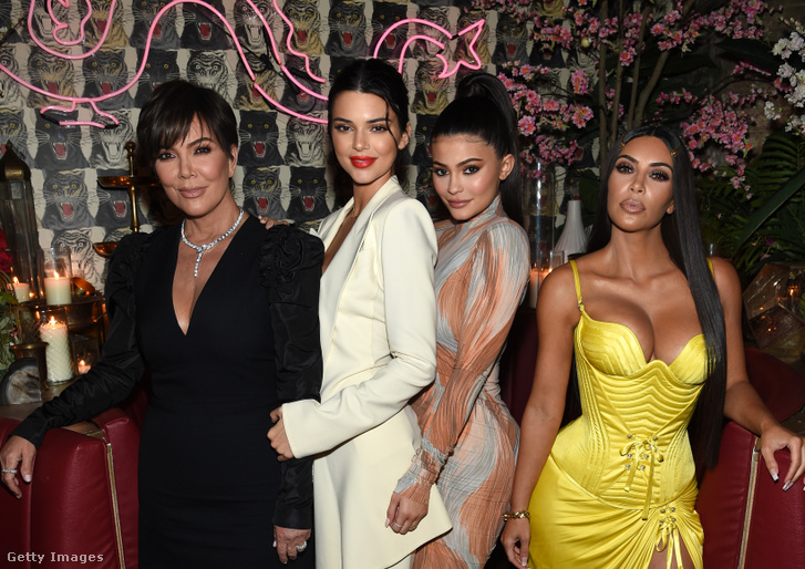 Kris Jenner és lányainak háromötöde, Kendall Jenner, Kylie Jenner és Kim Kardashian.