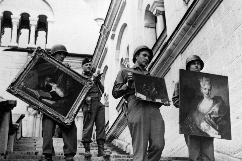 Amerikai katonák a Meunschwanstein kastélyban fedeztek fel egy lopott festményekből álló gyűjteményt, 1945-ben.