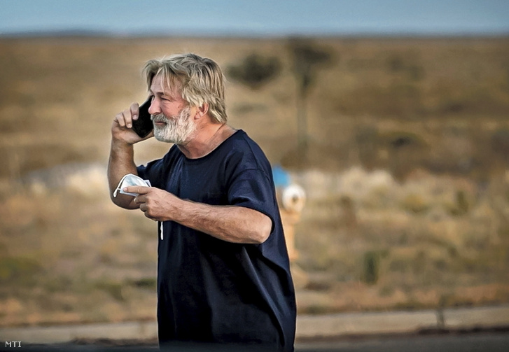 Alec Baldwin telefonál az új-mexikói Santa Fe közelében tartott filmforgatáson 2021. október 21-én, miután egy kellékfegyverrel agyonlőtte a vezető operatőrt, a rendezőt pedig megsebesítette. A westernfilmnek a színész a főszereplője és producere volt