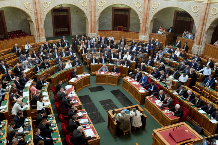 Az Alaptörvény hetedik módosításáról szavaznak az Országgyűlés plenáris ülésén 2018. június 20-án