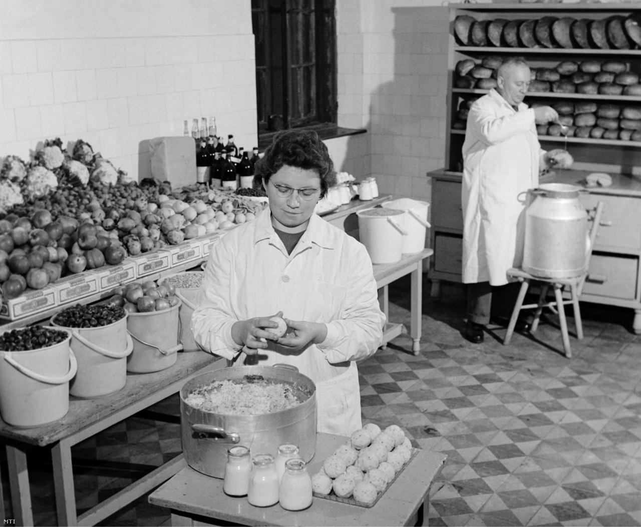 Budapest, 1962. november 21. Repicki Józsefné szakácsnő és Bakonyi Emil tudományos munkatárs 25 féle élelmiszerből állítja össze az emberszabású majmok egynapi táplálékát a Fővárosi Állat- és Növénykert konyháján. Az étrendet az állat jellegének megfelelően, tudományos alapon állítják össze.