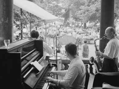 Jazz koncertek külföldön, titkos galerik és megfigyelt egyetemisták: így buliztak a fiatalok a Kádár-korszakban