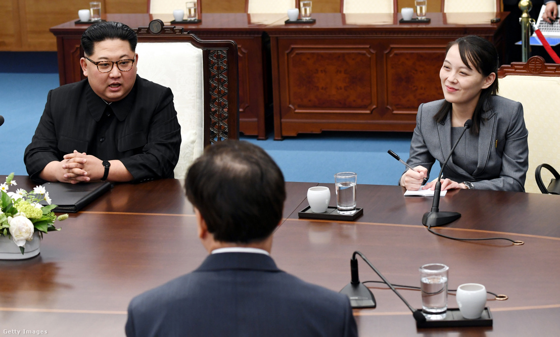 Kim Dzsongun észak-koreai vezető és testvére, Kim Jodzsong részt vesz a Korea-közi csúcstalálkozón 2018. április 27-én