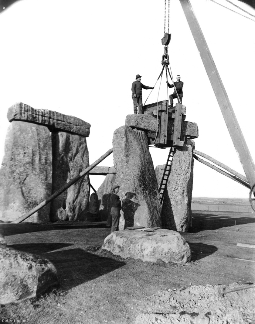 A Stonehenge felújítása 1919-ben kezdődött.