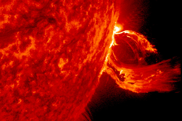 Nagy méretű koronakidobódás a Nap oldalán 2015. június 17–18-án, melyet a NASA Solar Dynamics Obszervatóriuma az ultraibolya fény 304 angstrom hullámhosszán rögzített. A plazma egy része visszazuhan a Napba, a többi részecskefelhőként folytatja útját az űrben