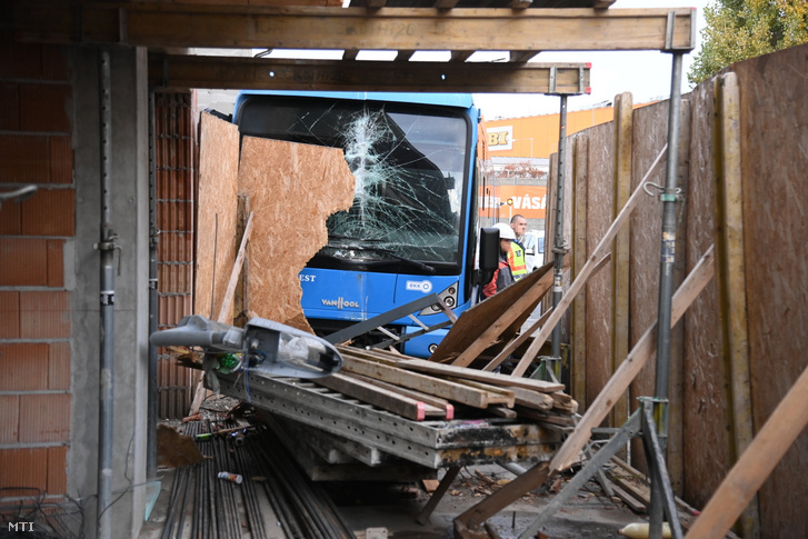 Eddig ismeretlen okból egy társasházi építkezés állványzatába csapódott megrongálódott autóbusz Budapest 19. kerületében a Lehel utcában 2021. november 5-én