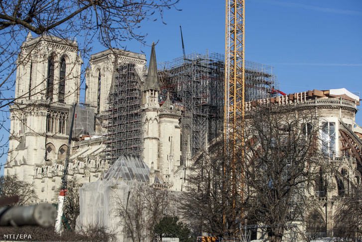 Állványok és egy óriási daru a párizsi Notre-Dame székesegyház felújítási munkálatai közben 2020. január 6-án. A gótikus katedrális huszártornya és gerendázata megsemmisült az április 15-i tűzvészben. Szakemberek szerint a helyreállítás mintegy öt évet vesz majd igénybe.