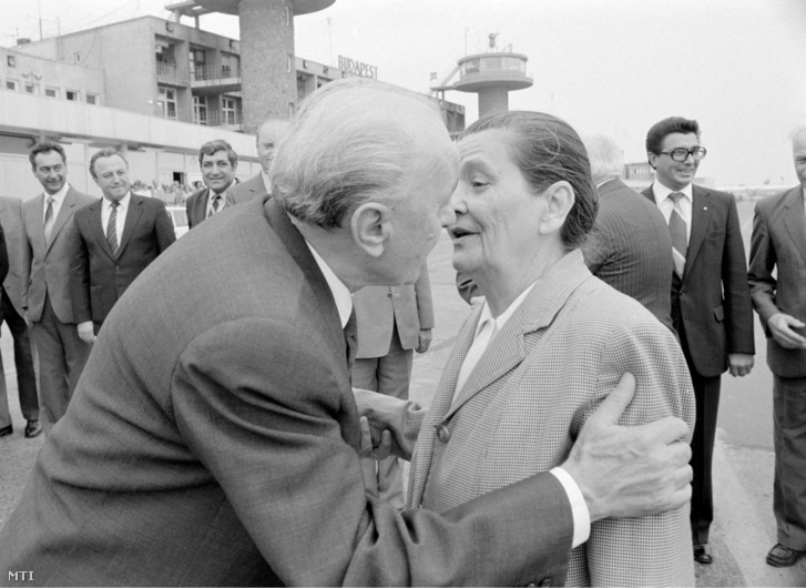 Kádár Jánosné Tamáska Mária üdvözli a Szovjetunióból hazaérkező párt- és kormányküldöttséget vezető férjét, Kádár Jánost, a Magyar Szocialista Munkáspárt Központi Bizottságának (MSZMP KB) első titkárát a Ferihegyi repülőtéren 1983. július 23-án