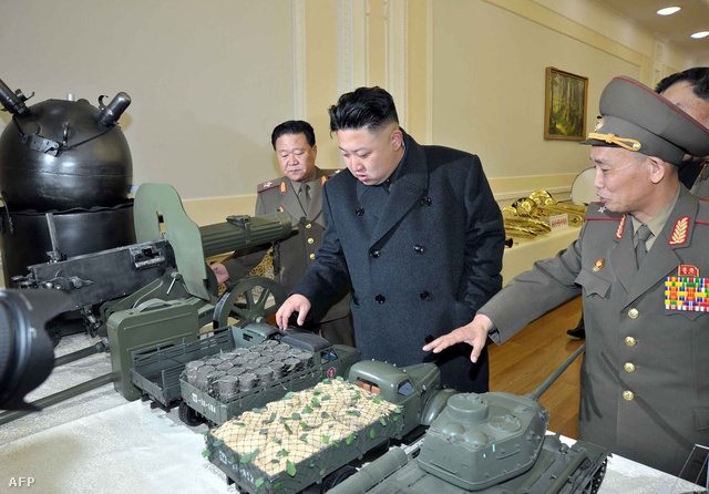Kim Dzsong Un katonai makettekkel