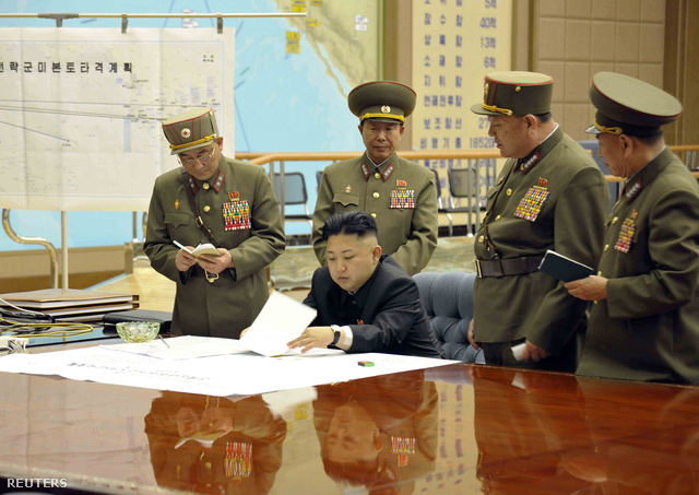 Kim Dzsongun katonai térképet néz