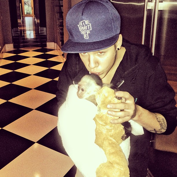 Justin Bieber magához vett egy kismajmot