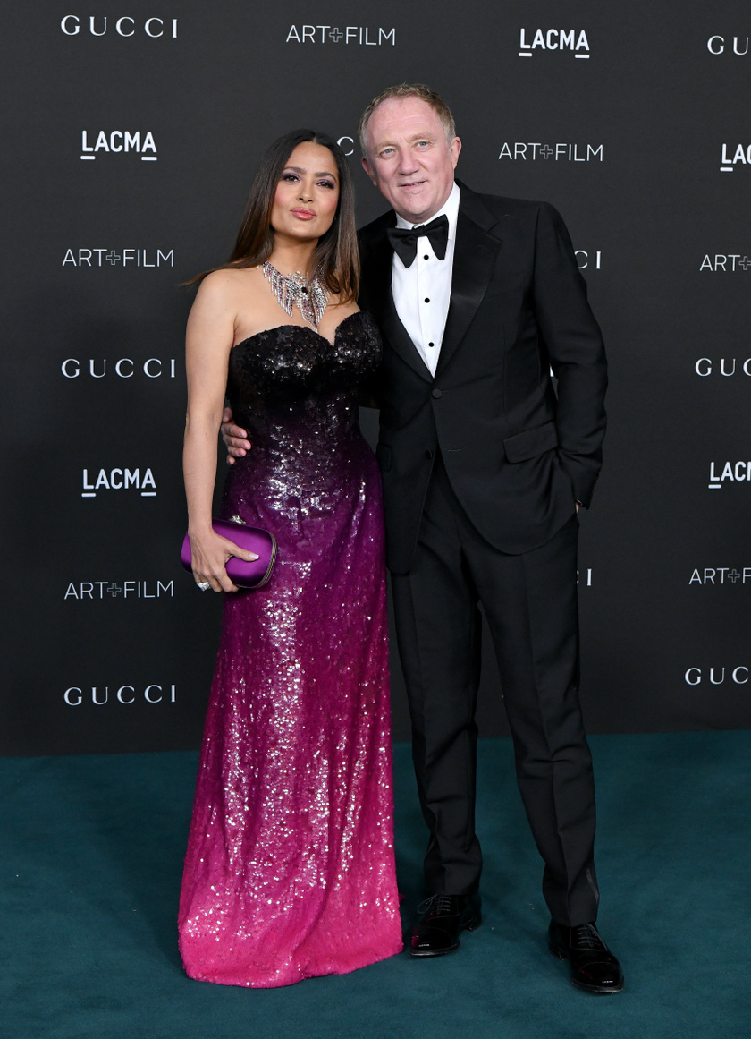 Salma Hayek egy csillogó, színátmenetes Gucci estélyiben pózolt férje oldalán.