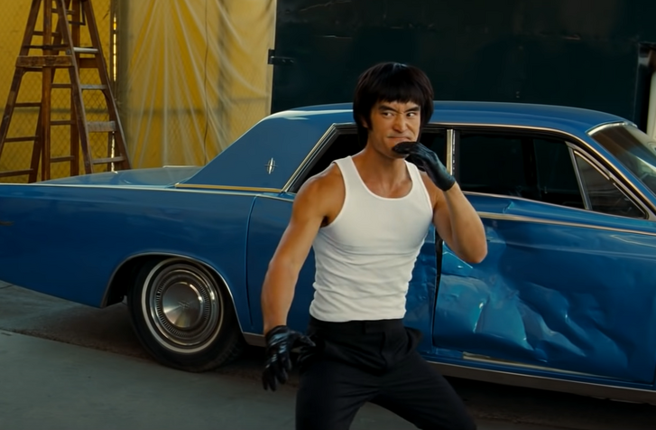 Jelenet a Volt egyszer egy… Hollywood című filmből, Bruce Lee-t alakító kaszkadőr