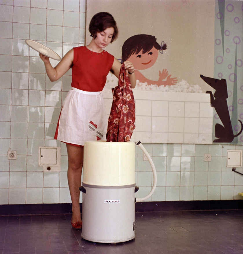 A Hajdú keverőtárcsás mosógép a ’70-es ’80-as években nem hiányozhatott egyetlen háztartásból sem. Sőt, még napjainkban is kapható kereskedelmi forgalomban!